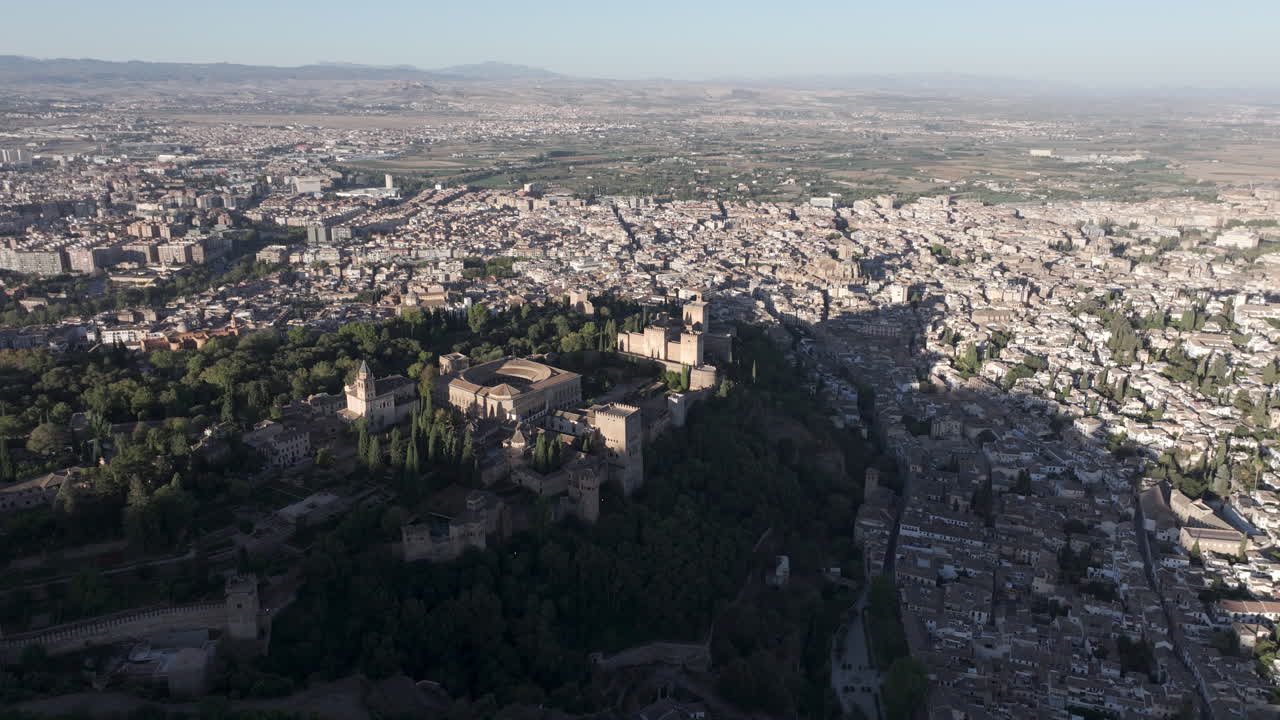 Ampia veduta aerea con drone di Granada e del palazzo fortezza dell'Alhambra in Andalusia, Spagna, Europa, all'alba. Architettura islamica nasride e rinascimentale spagnola. Drone in orbita, panorama della città al mattino presto.