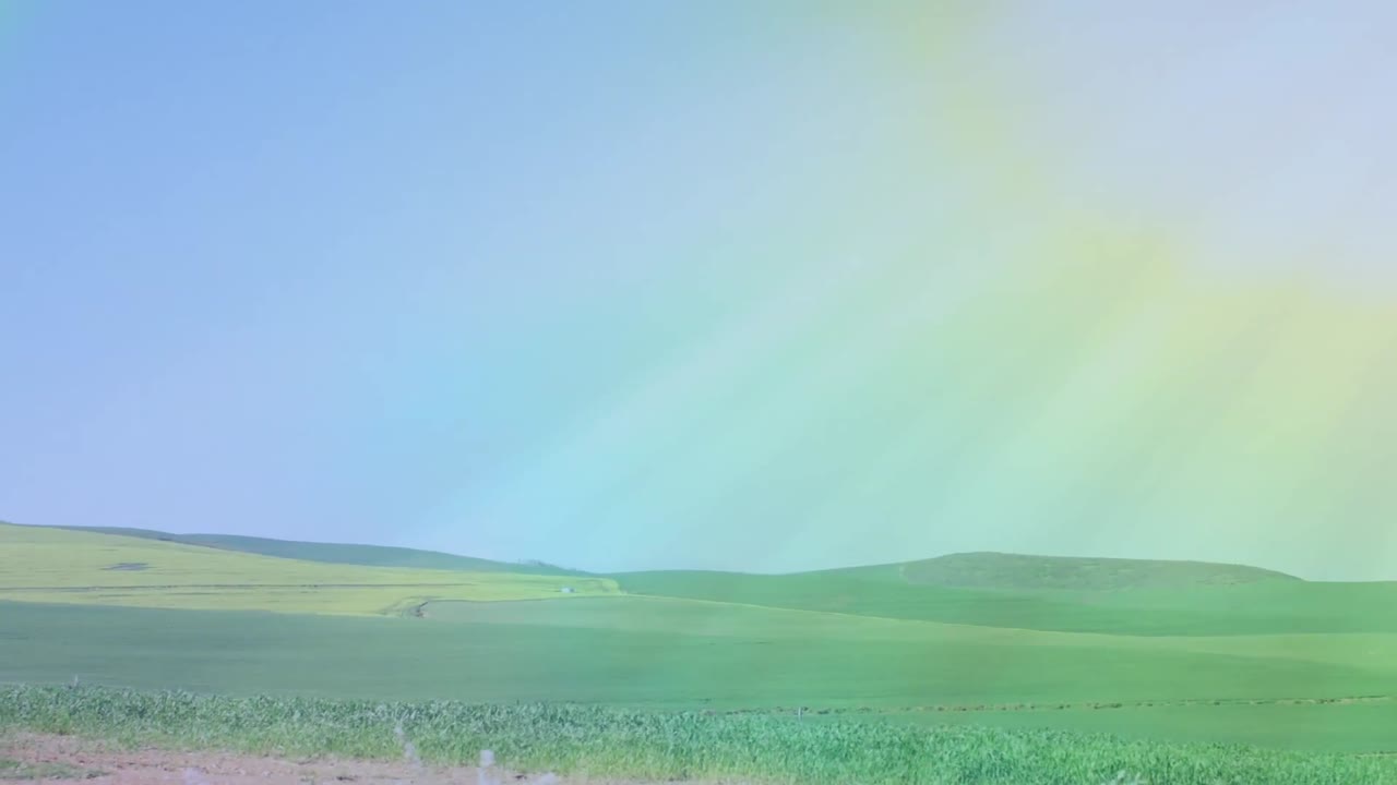 움직이는 시골 풍경 위의 무지개 안개의 비디오