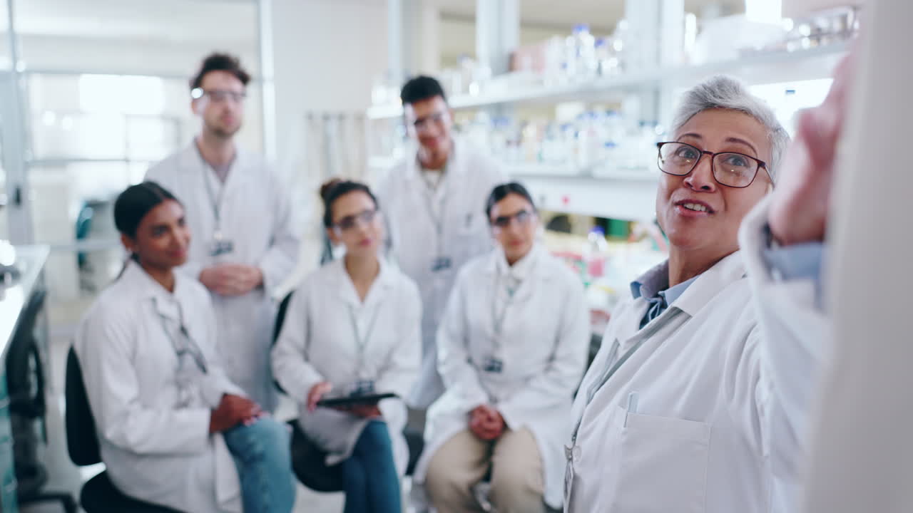 시니어 여성, 과학자 및 코칭 회의