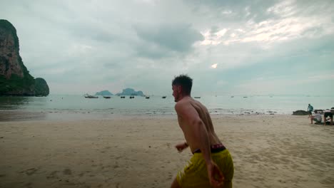 Imágenes-De-Un-Modelo-Hombre-Corriendo-En-La-Playa-De-Railay-En-Krabi,-Tailandia-Imágenes-De-Increíbles-Paisajes-Tailandeses-Naturaleza-Increíble-Con-Rocas-Locas,-Selva,-Océano,-Mar