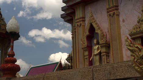 Schwenken-Des-Chalong-Tempels-Phra-Maha-Chedi-Phra-Chom-Thai-Charismatisch-In-Phuket,-Thailand