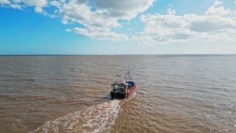 Fischkutter-Boot-Schiff-Fährt-Bis-In-Die-Mittagszeit-Hinein