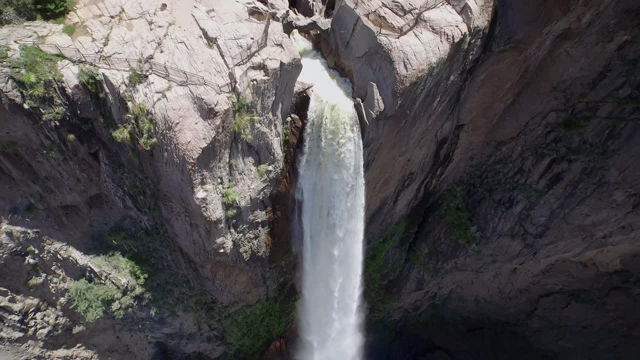 toma de órbita aérea de la cascada basaseachi en el cañón candamena, chihuahua