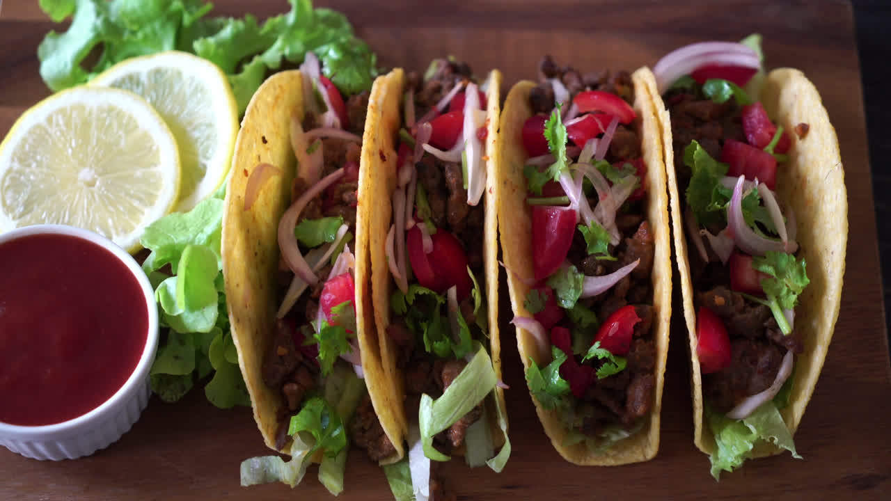 tacos con carne y verduras - estilo de comida mexicana