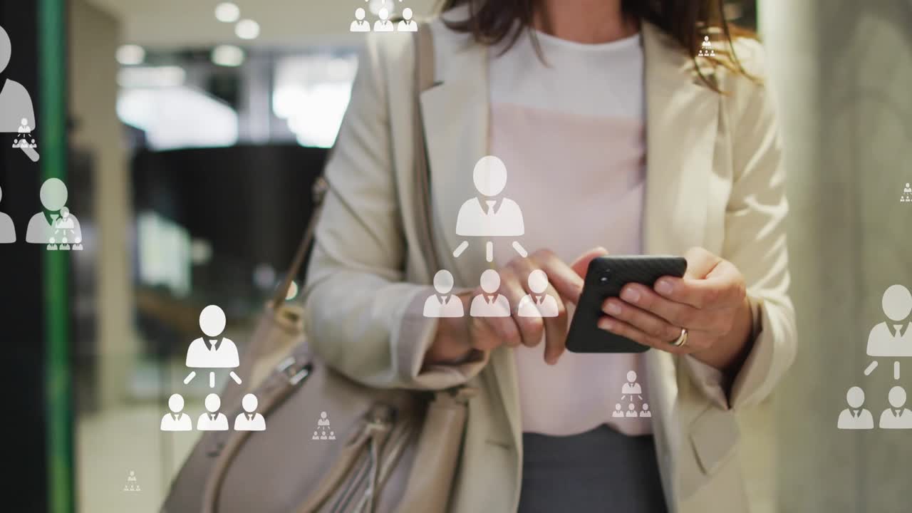 animación de múltiples iconos de perfil flotando contra una mujer caucásica que usa un teléfono inteligente en la oficina