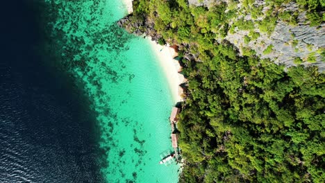 4K-Drohne,-Die-Zu-Einem-Mädchen-Absteigt,-Das-Im-Türkisfarbenen-Wasser-Schwimmt,-Palawan,-Philippinen