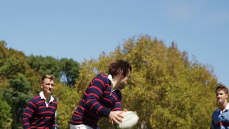 Jugador-De-Rugby-Abordando-Una-Pelota-Ovalada-4k-4k