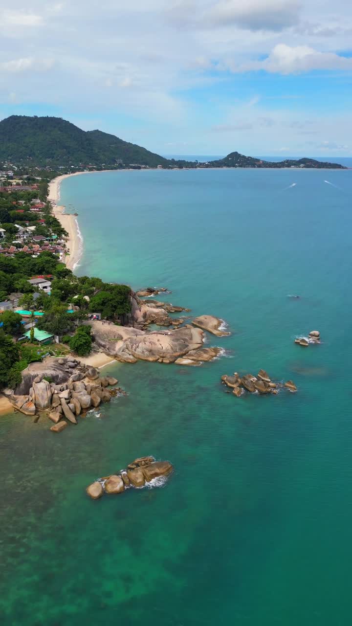 Spiaggia di Lamai, formazioni rocciose Hin Ta e Hin Yai sulla costa meridionale di Koh Samui, Thailandia.