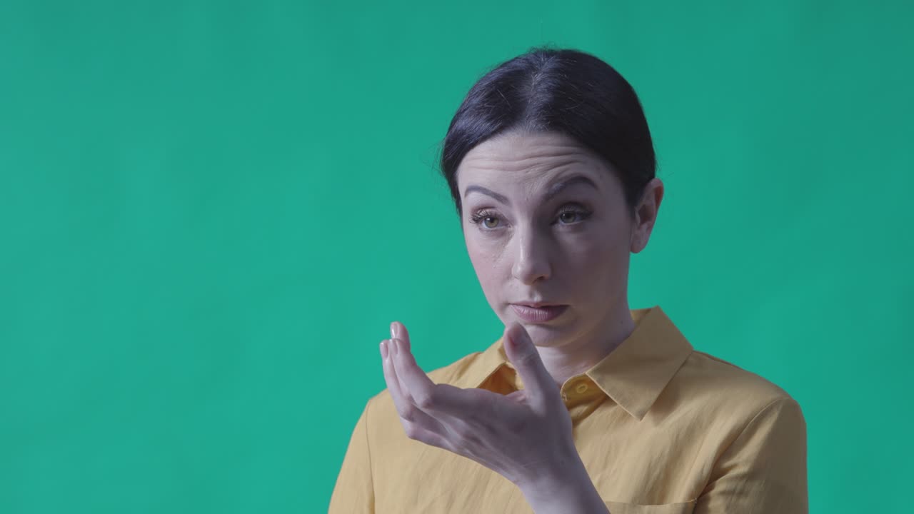 mujer joven con síntomas de infección viral