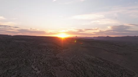 Aufsteigende-Aufnahme-Eines-Sonnenuntergangs-In-Der-Wüste