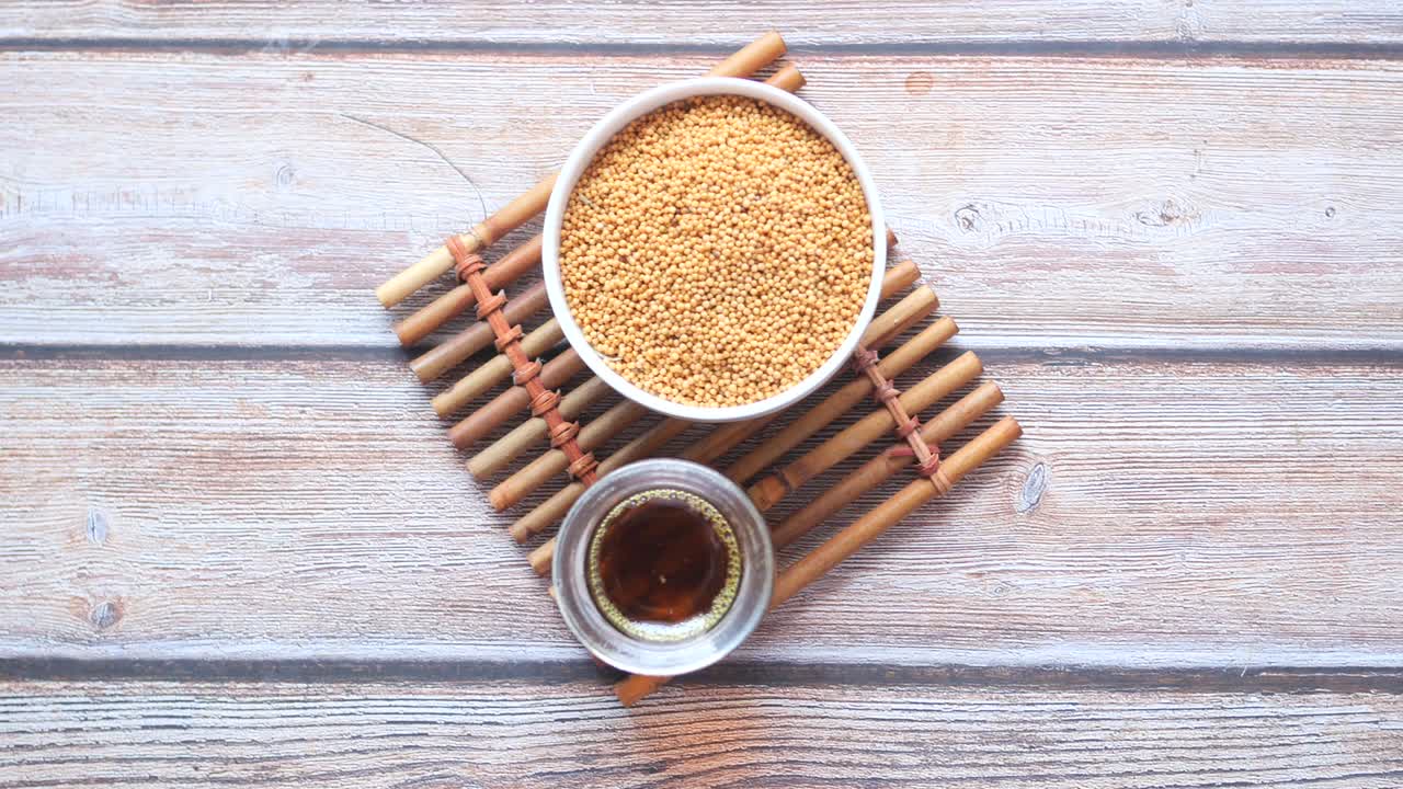 마스터드 씨 ⁇  과 기름 은 식탁 위 에 있는 용기 에 있다