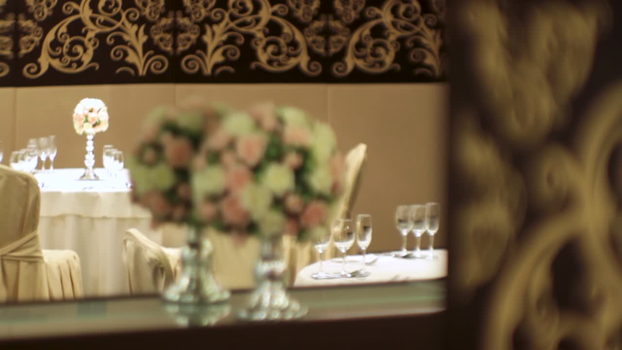 Decoraciones florales elegantes en un restaurante
