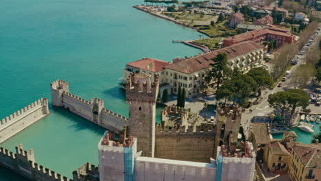 Drohnenschuss-über-Schloss-Sirmione,-Gardasee,-Italien