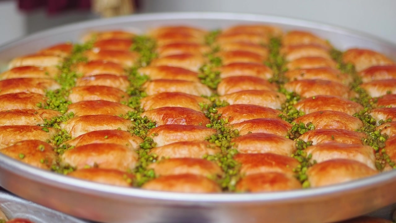 Baklava turco appena sfornato con pistacchi in un grande vassoio