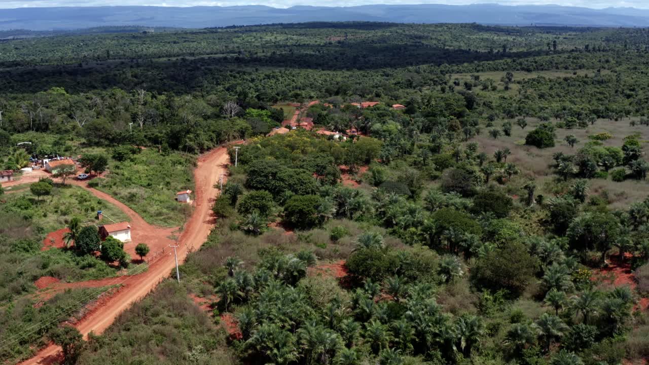 hermosa toma de drones aéreos de la campiña brasileña con un pequeño camino de tierra roja en el parque nacional chapada diamantina en el norte de brasil y un día soleado de verano