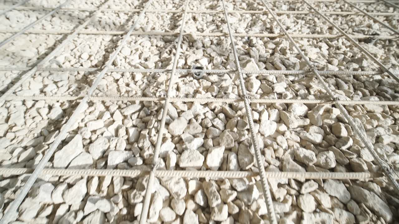 콘크리트 강화 및 강도를 위해 모래 및 분쇄 된 돌에 레버 라팅