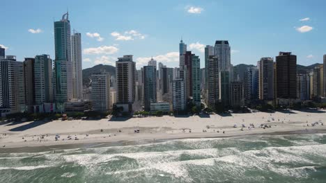 Vista-Aérea-De-Los-Rascacielos-De-Balneario-Camboriu,-Brasil