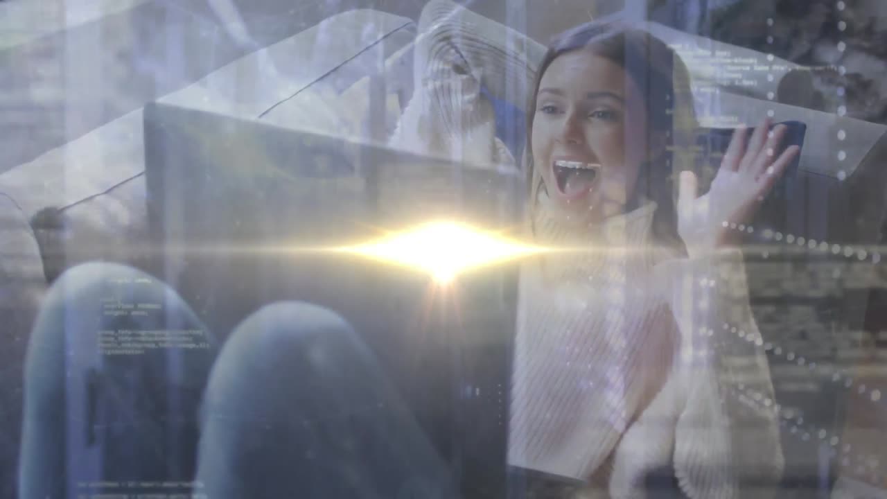 animación del procesamiento de datos sobre una mujer caucásica haciendo una videollamada