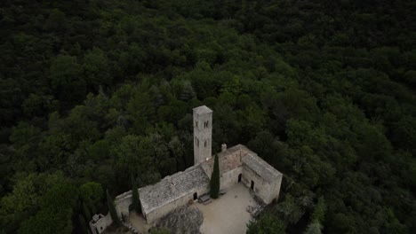 -disparo-[plano-Orbital-O-Punto-De-Interés]--descripción-[video-De-Dron-Sobre-Un-Monasterio-En-Los-Valles-Y-Montañas-De-Provence-alpes-côte-D&#39;azur-En-Francia-Cerca-De-Buoux