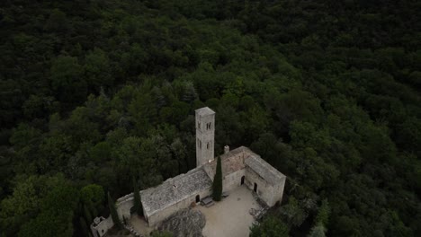 -shot [plano de órbita o punto de interés] -descripción [video de dron sobre un monasterio en los valles y montañas de provenza-alpes-côte d'azur en francia cerca de buoux