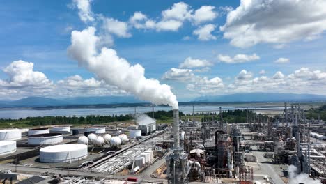 Humos-Que-Salen-De-Una-Pila-De-Humo-En-Una-Planta-De-Refinería-De-Petróleo-En-Anacortes,-Wa