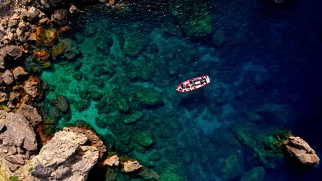 Vista-Aérea-De-Arriba-Hacia-Abajo-Con-Dron-De-La-Pintoresca-Costa-Rocosa-De-Paleokastritsa-En-Corfú,-Grecia