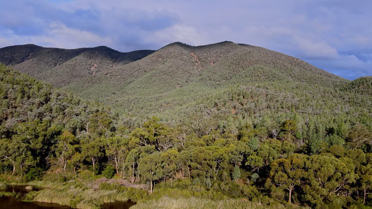 воздушный вид нижней снежной реки в национальном парке косьюшко с горами и диким лесом, новый южный уэльс, австралия
