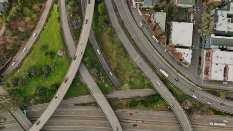 Portland,-Oregon-Antena-V105-Vertical-Flyover-Goose-Hollow-Foothills-League-Capturando-La-Ruta-Interestatal-I-405-Y-La-Autopista-26,-Tráficos-Que-Pasan-A-Través-De-Los-Túneles-De-La-Colina---Rodada-Con-Cine-Mavic-3---Agosto-De-2022