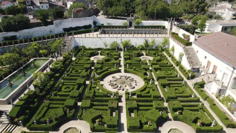 Luftrückflug-über-Den-Garten-Des-Bischofspalastes-Von-Castelo-Branco,-Portugal