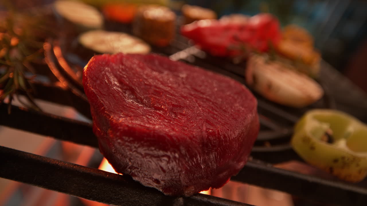 그릴에 스테이크