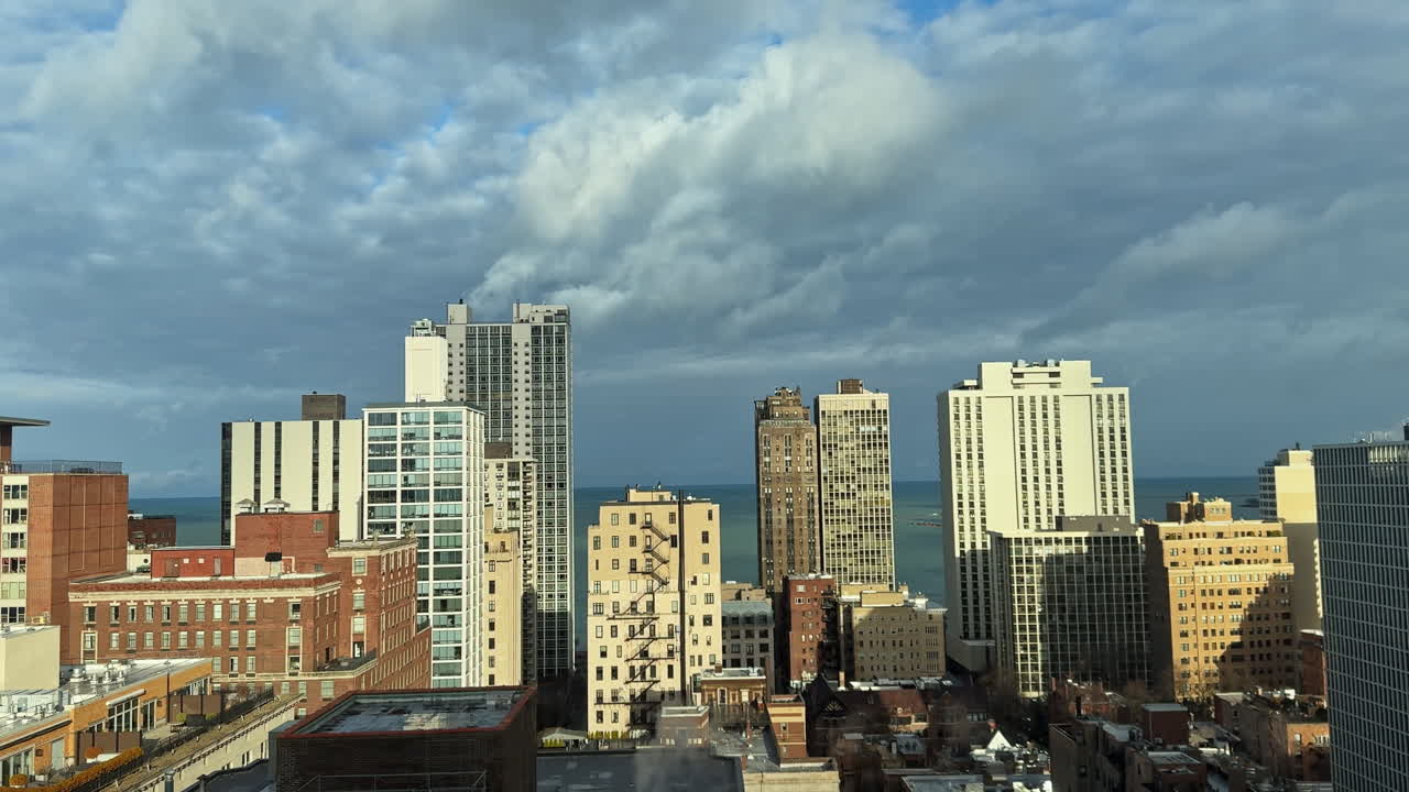 Vista dello skyline di Chicago con edifici e nuvole vicino al Lago Michigan durante il giorno.
