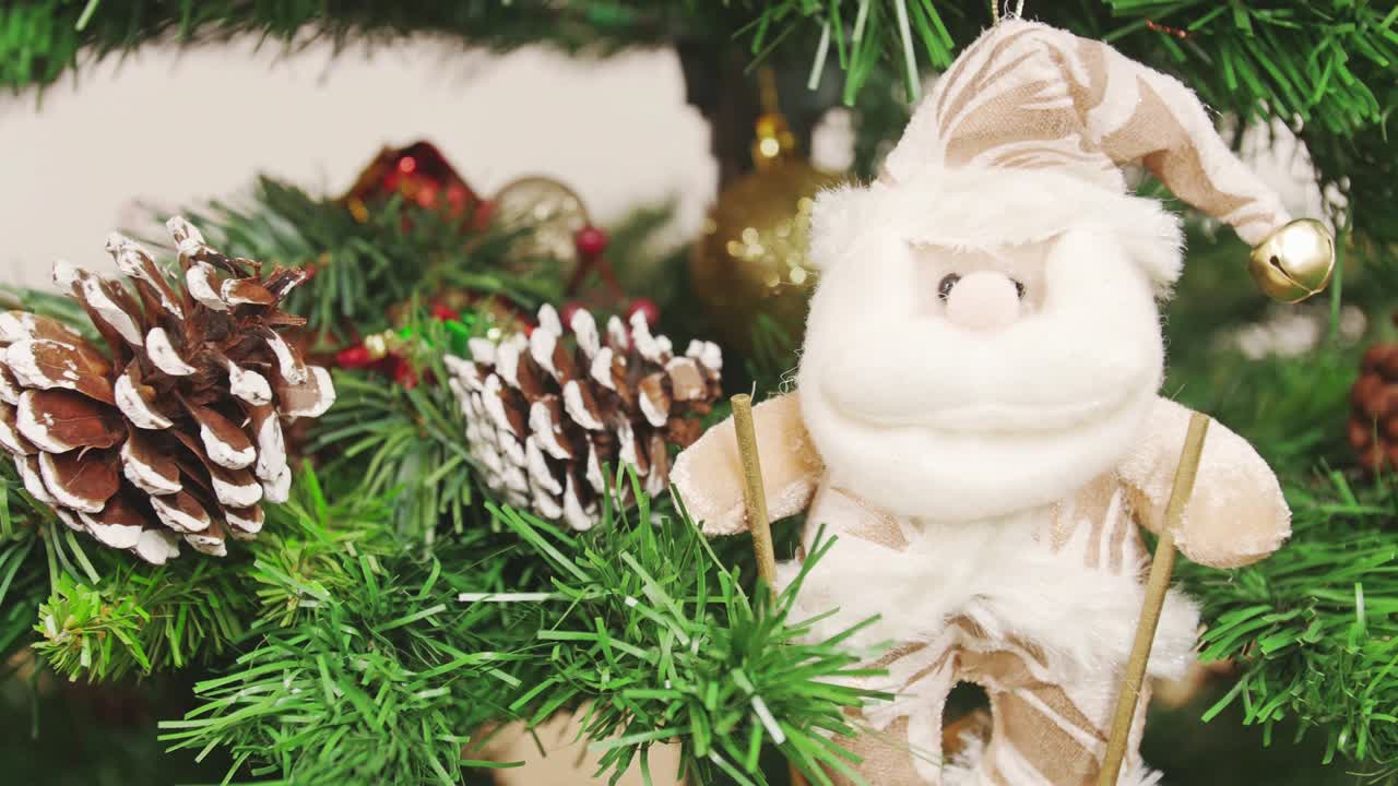 decoración del árbol de navidad santa claus en esquís