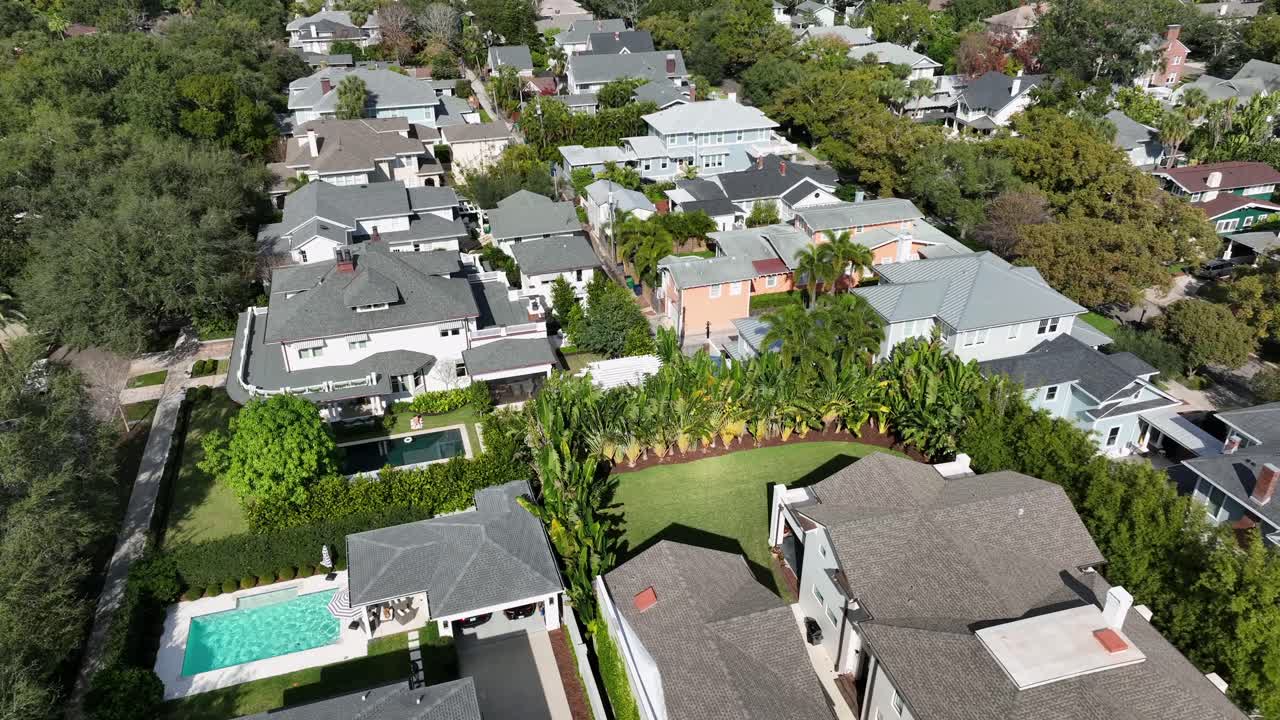 Villas de lujo en un barrio residencial de Tampa, con casas grandes, piscinas privadas y vegetación exuberante. Viviendas residenciales de lujo en Florida, Estados Unidos. Vista aérea cenital.