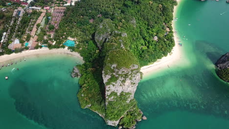 Vista-Aérea-De-Drones-En-El-Maravilloso-Paisaje-Exótico-De-Tailandia,-Laguna-De-Playa-De-Arena-Blanca-Y-Bosque-Sobre-Acantilados-Escarpados