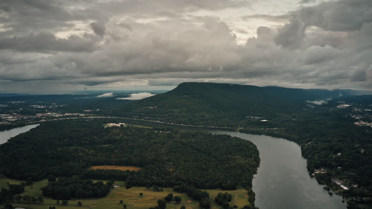 mirador de montaña en chattanooga, tn con nubes de tormenta en hiperlapso aéreo de fondo