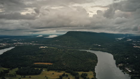 Mirador-De-Montaña-En-Chattanooga,-Tn-Con-Nubes-De-Tormenta-En-Hiperlapso-Aéreo-De-Fondo