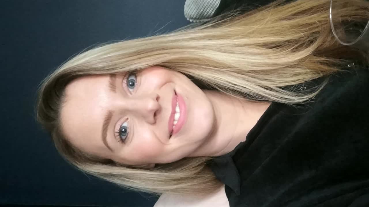 videollamada mujer caucásica saludando a sus amigos