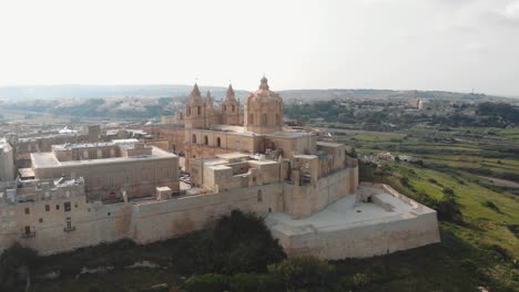 ciudad de mdina fuera de las murallas de la ciudad, revelando la catedral de san pablo - tiro aéreo de punto de interés de ángulo bajo