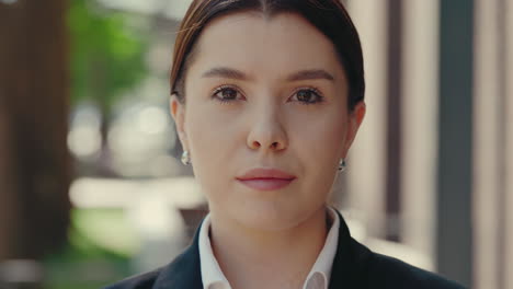 retrato de una mujer de negocios confiada