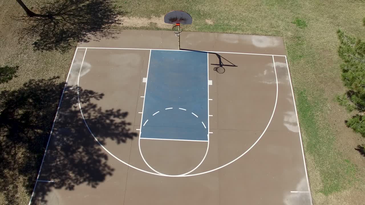 imágenes de drones del parque de la ciudad de scottsdale, la cancha de baloncesto vuela directamente sobre el