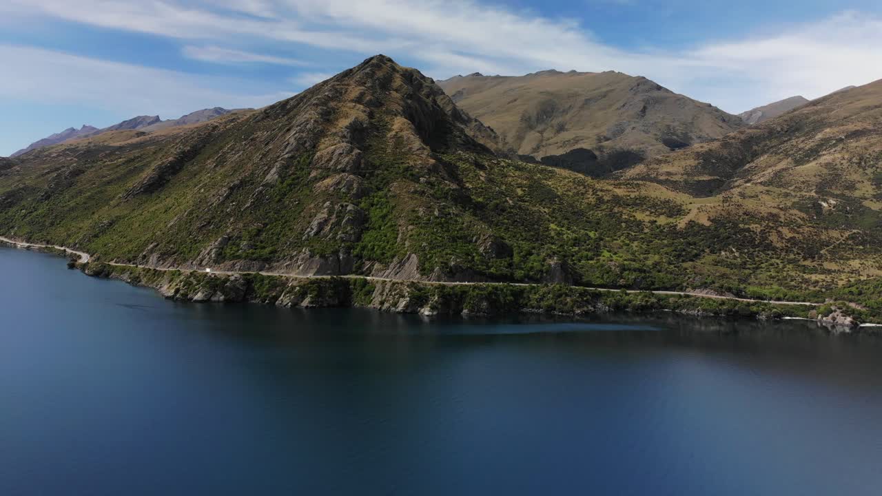 뉴질랜드 남쪽 섬의 풍경으로 운전합니다.