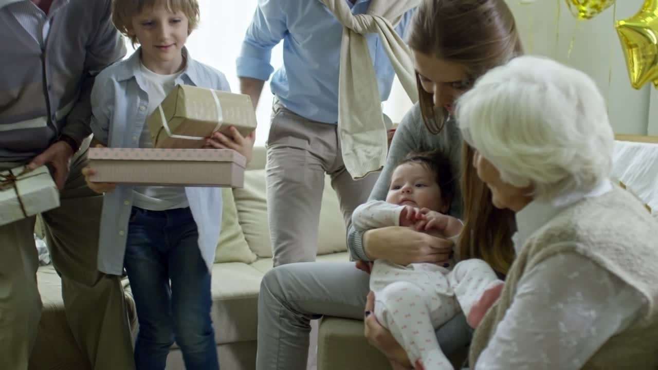 확장 된 가족 만남 새로운 아기