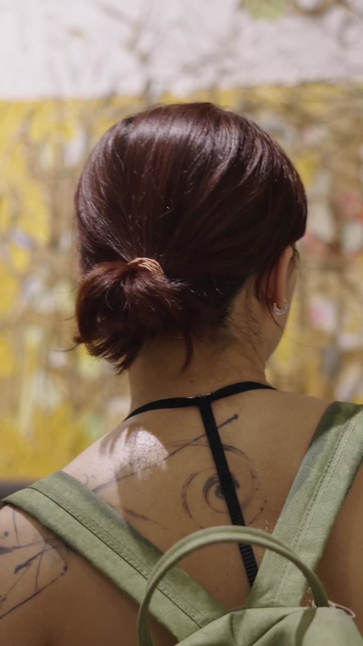 Mulher olhando para obras de arte em um museu