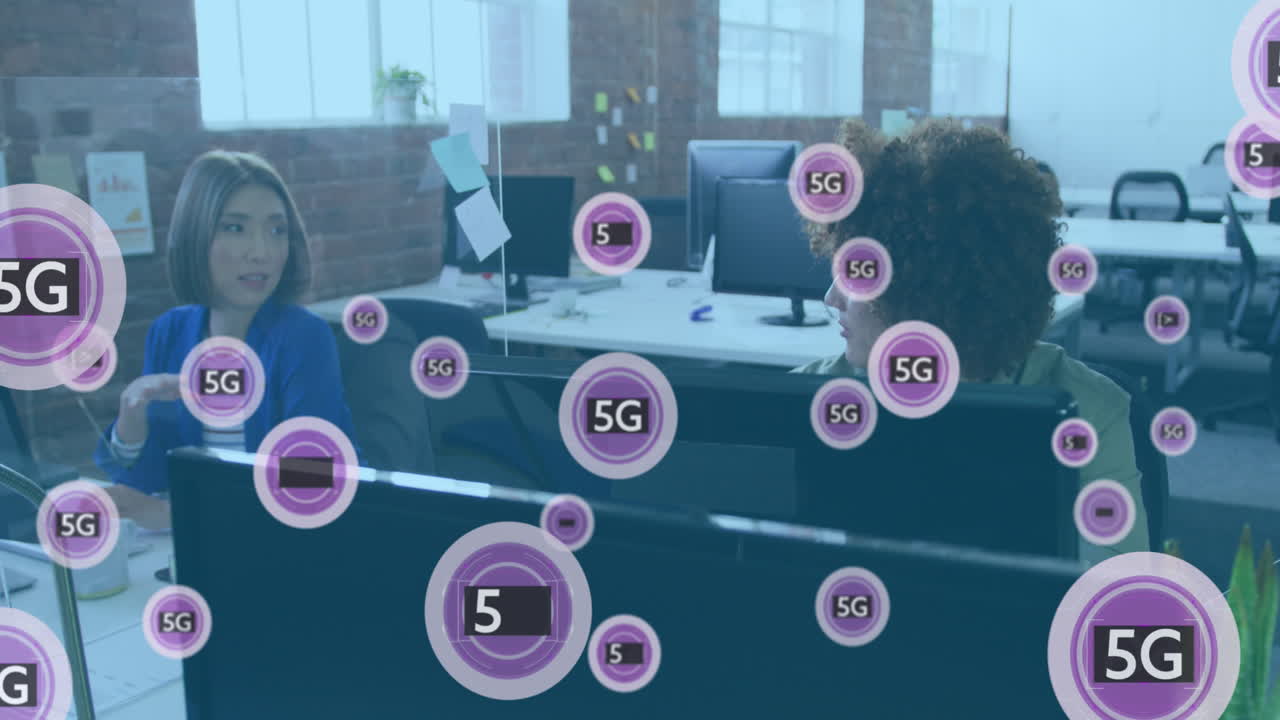 анимация обработки текстовых данных 4g и 5g над различными людьми в офисе