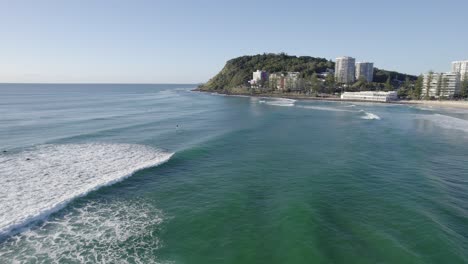 Surfistas-En-Olas-Rodando-En-La-Playa-De-Burleigh-Heads-En-Queensland,-Australia---Toma-Aérea-De-Drones