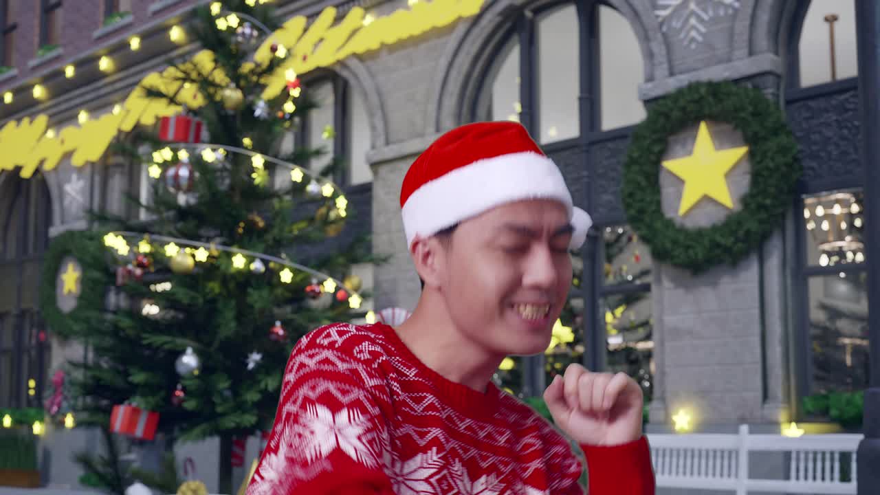 hombre feliz bailando en decoraciones de navidad