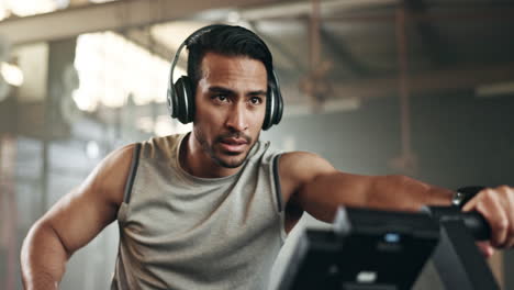 Hombre-Asiático,-Auriculares-Y-Ciclismo-En-El-Gimnasio