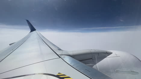 ala del avión y vista del cielo desde arriba