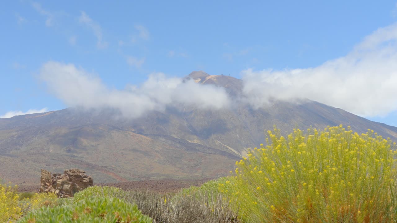 parque nacional del teide con vista al pico de la montaña y las nubes que pasan, timelapse
