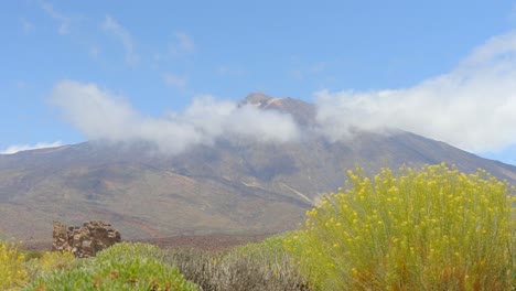 Teide-Nationalpark-Mit-Blick-Auf-Berggipfel-Und-Vorbeiziehende-Wolken,-Zeitraffer